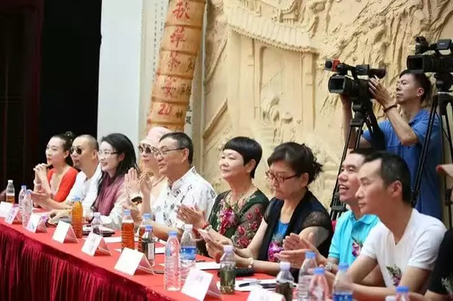 7 首屆國際茶仙子大賽評委席，大賽是由北京天下摩根國際文化有限公司和上海市茶葉行業(yè)協(xié)會以及上海羽羽影視有限公司聯(lián)合舉辦的“首屆中國國際茶仙子大賽啟動儀式海選賽”，于2016年8月10日在中國時尚之都上海隆重舉行（從左往右第3位是王羽校長）